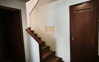 Просторный бунгало с общим бассейном и теннисным кортом, расположенный рядом с гольф-клубом.